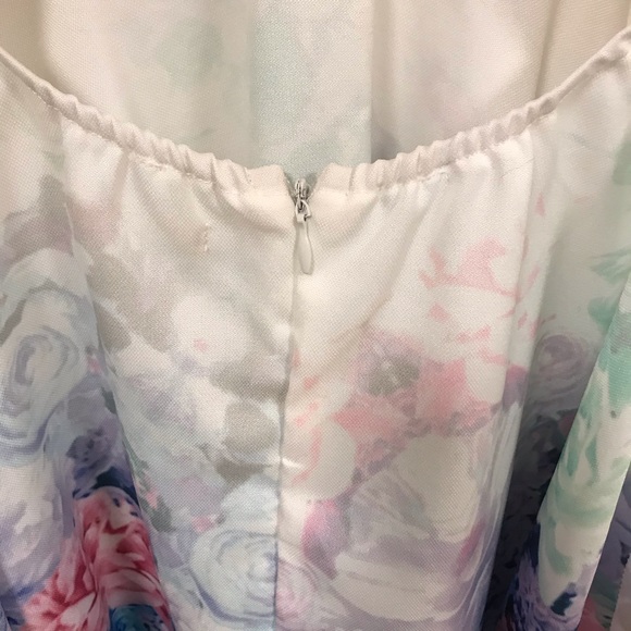 Floral Flowy Deep V-Neck Dress- small - Picture 4 of 9